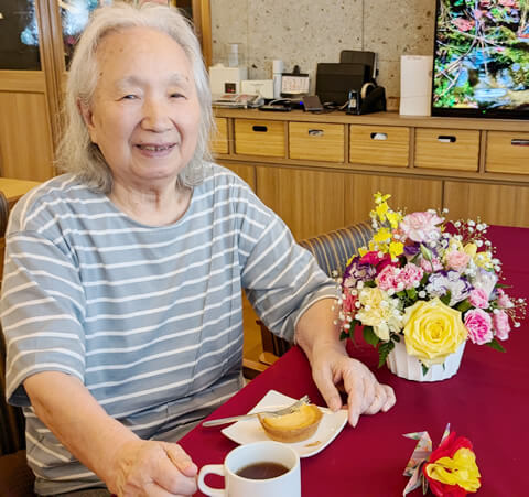 お茶と焼き菓子を楽しむご利用者さま